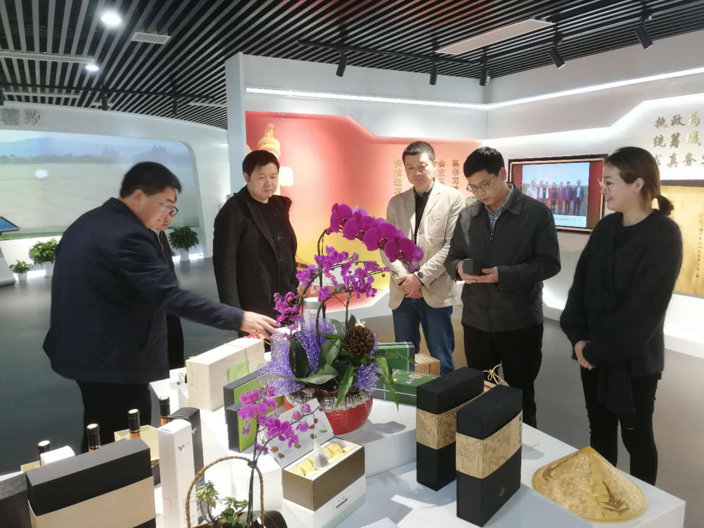 普安县委书记农文海一行考察开云体云APP官网入口特种茶中心