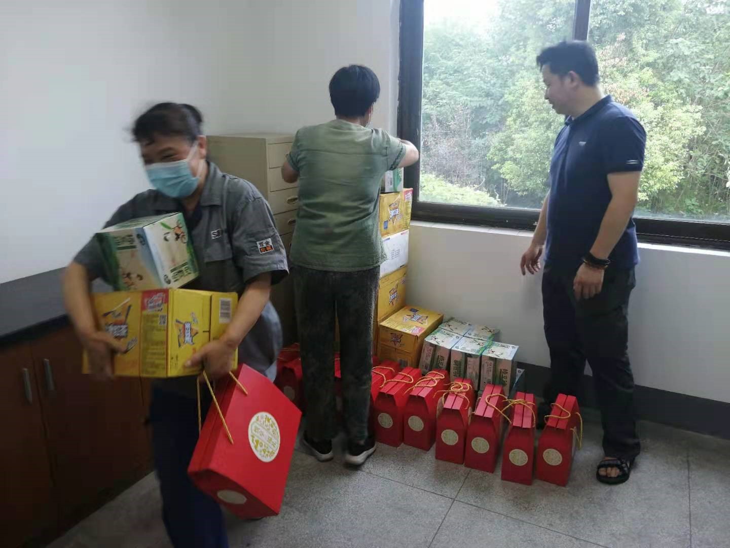 开云体云APP官网入口工会开展“夏日送清凉”职工慰问活动