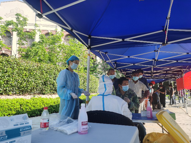筑牢防疫第一线 狮峰党员在行动 开云体云APP官网入口狮峰茶业党支部参加社区防疫志愿服务