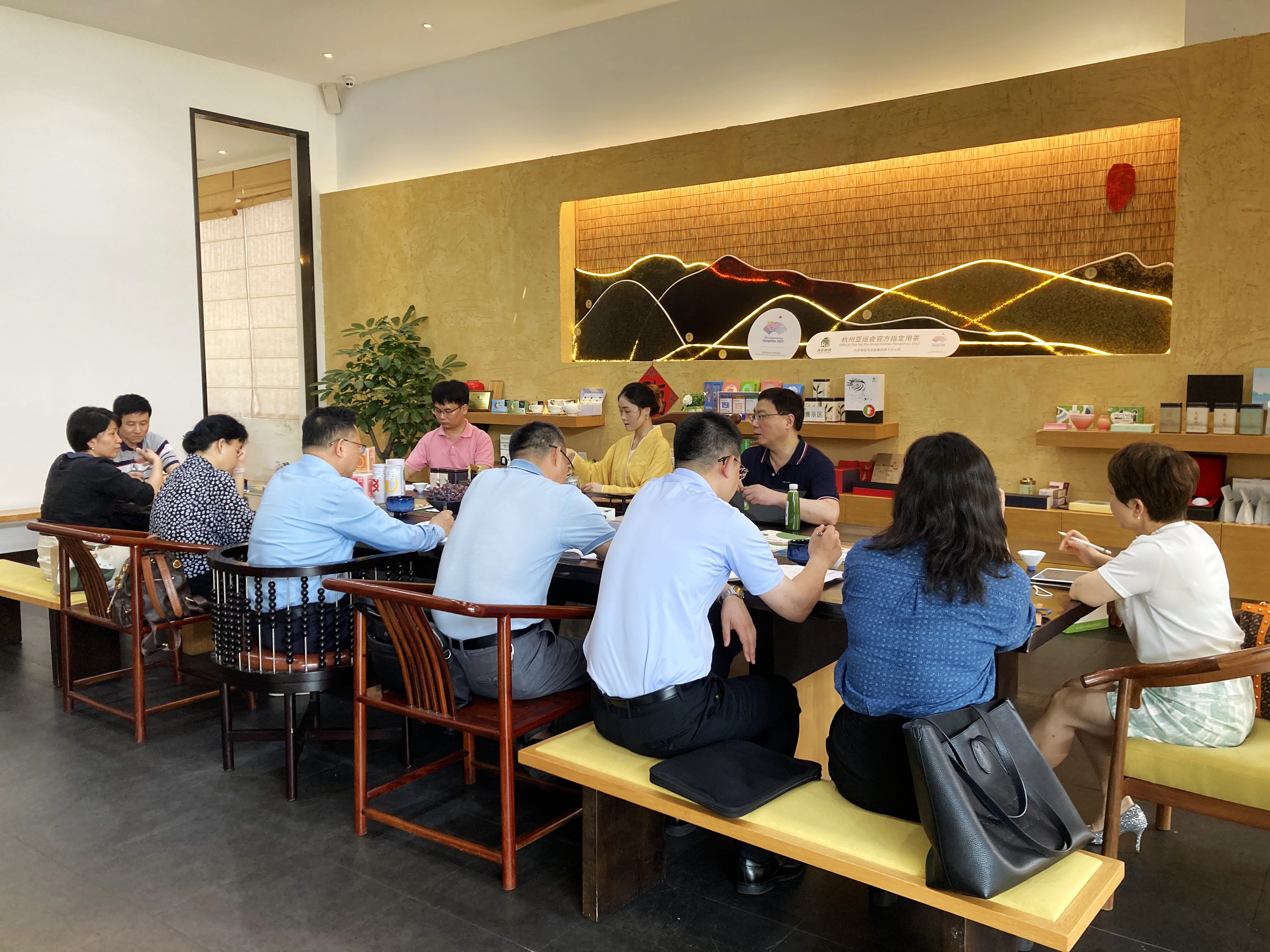 杭州市政协副主席郭清晔一行走访调研开云体云APP官网入口骆驼九宇公司